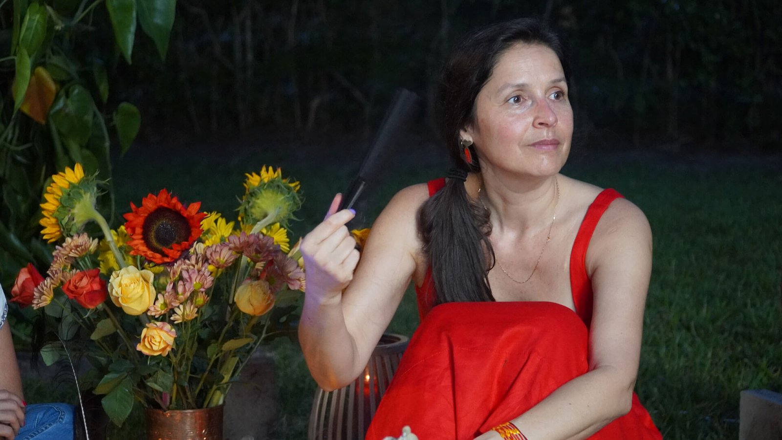 Persona acomodando figuras pequeñas de madera