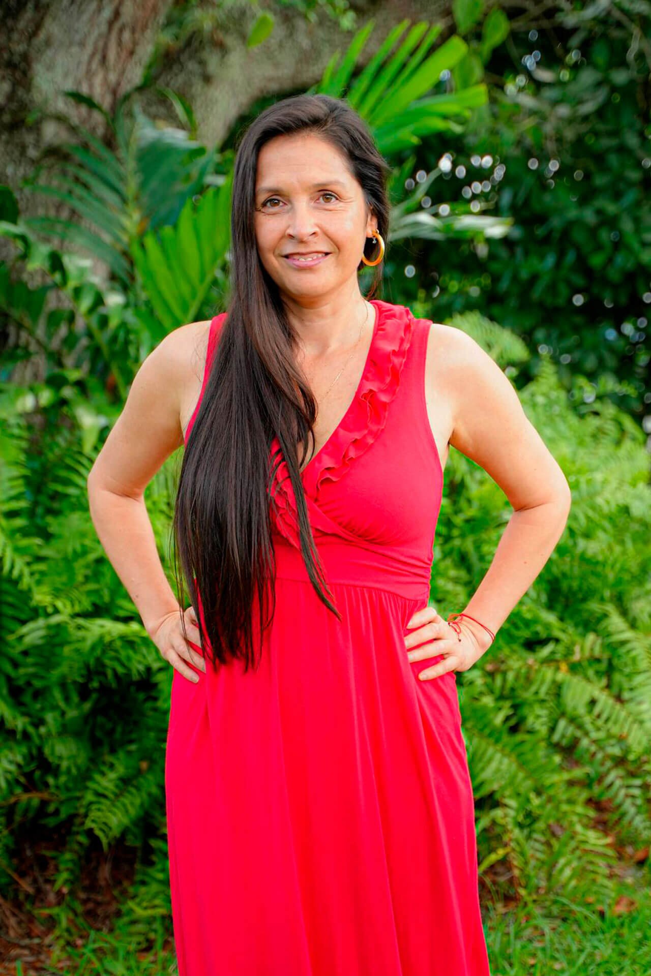 Imagen de Consuelo con un vestido rojo